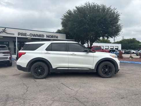 Used 2022 Ford Explorer XLT RWD image 2