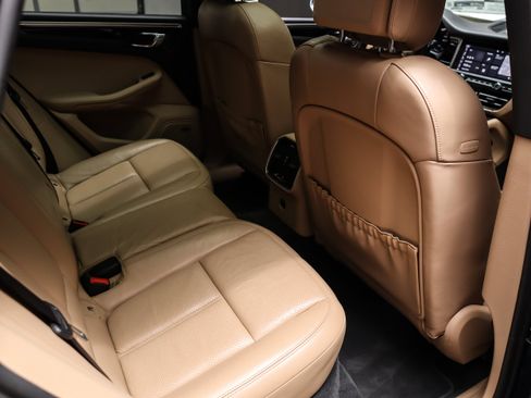 Certified 2020 Porsche Macan AWD/4WD image 36
