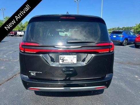 Certified 2024 Chrysler Pacifica Touring-L FWD image 4