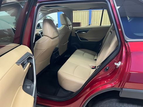 Used 2021 Toyota RAV4 XLE Premium image 33