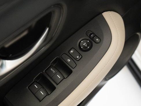 Certified 2025 Honda HR-V LX image 14