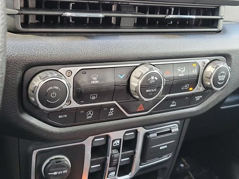 Used 2024 Jeep Gladiator Sport AWD/4WD image 17