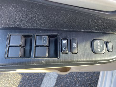 Used 2014 Toyota Camry L image 9