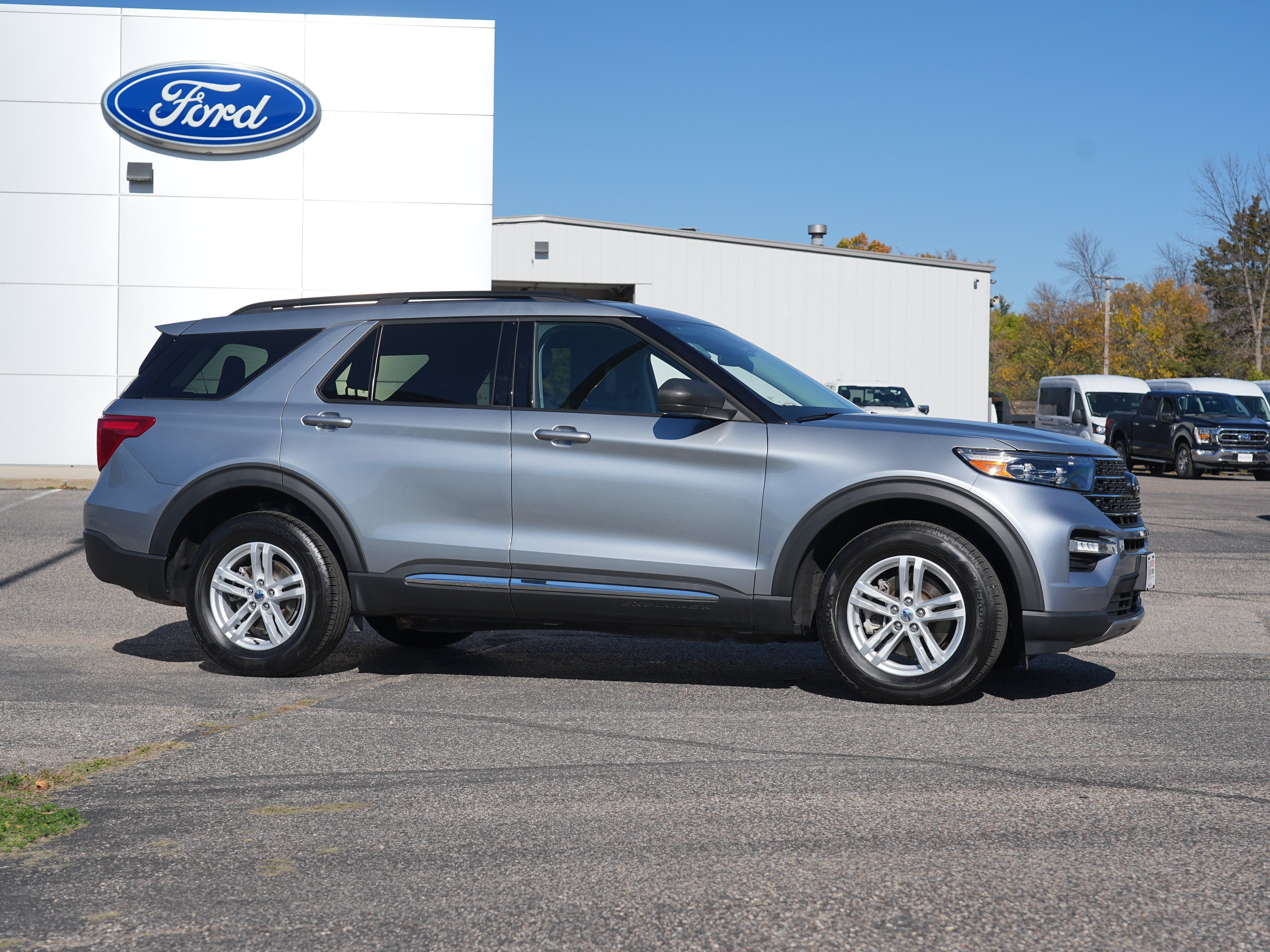Used 2024 Ford Explorer XLT w/ Equipment Group 202A AWD/4WD image 2
