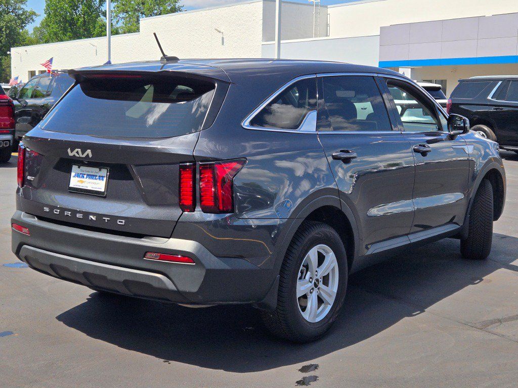 Used 2022 Kia Sorento LX AWD/4WD image 11