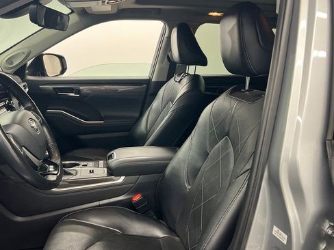 Used 2022 Toyota Highlander Platinum FWD image 11