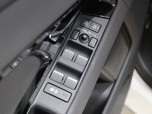 Used 2024 Land Rover Range Rover Evoque Dynamic SE AWD/4WD image 17