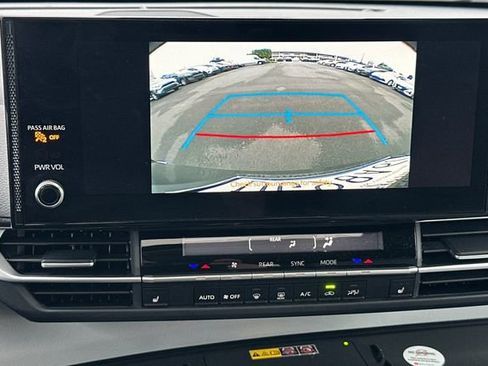 Used 2025 Toyota Sienna XLE image 27