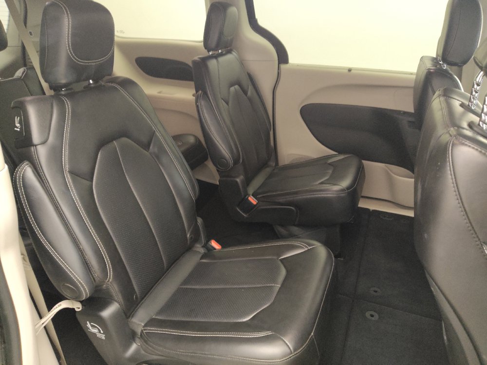 Used 2023 Chrysler Pacifica Touring-L FWD image 19