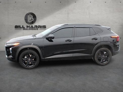 Used 2024 Chevrolet Trax ACTIV w/ Sunroof Package image 2