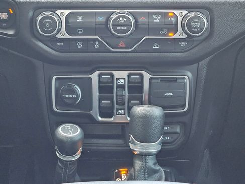 Used 2025 Jeep Gladiator Sport AWD/4WD image 14