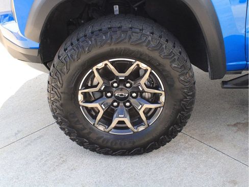 Used 2024 Chevrolet Colorado ZR2 w/ Safety Package AWD/4WD image 38