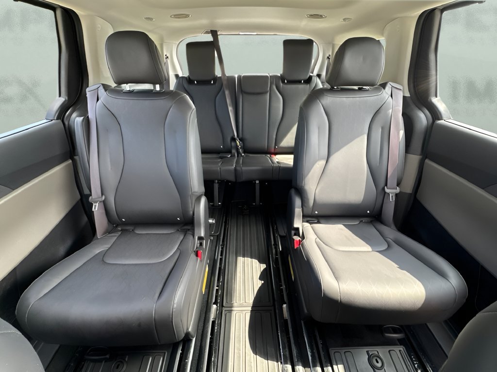 Used 2025 Kia Carnival SX FWD image 11
