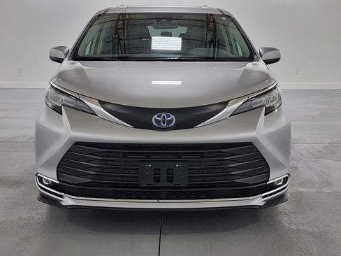 Used 2023 Toyota Sienna XLE w/ XLE Plus Package AWD/4WD image 3