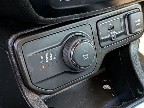 Used 2023 Jeep Renegade Latitude image 32