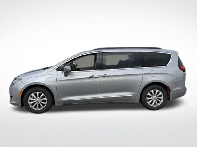 Used 2017 Chrysler Pacifica Touring-L FWD image 2