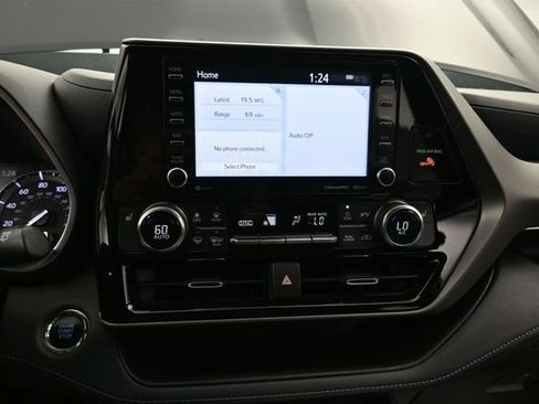 Used 2022 Toyota Highlander XLE AWD/4WD image 11