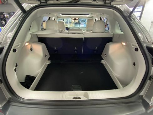 Used 2019 Jeep Cherokee Limited w/ Technology Group FWD image 31