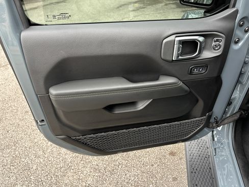 Used 2025 Jeep Wrangler Sahara image 11