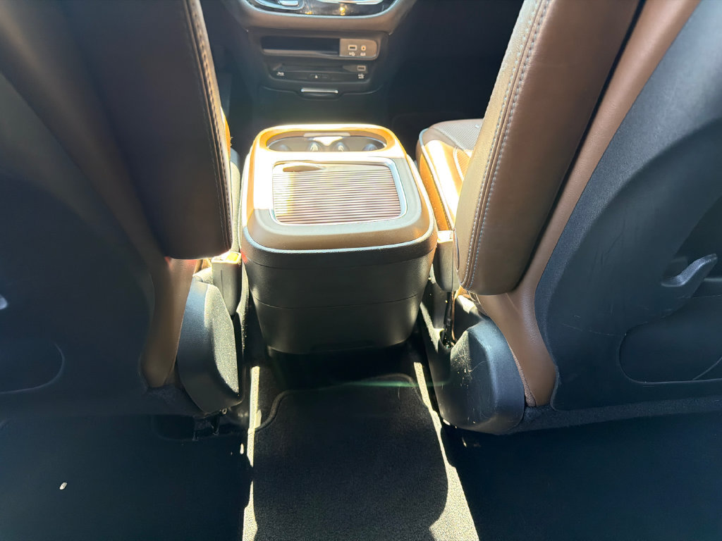 Used 2020 Chrysler Pacifica Limited w/ Advanced Safetytec Group FWD image 26