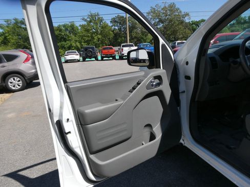 Used 2018 Nissan Frontier SV image 10