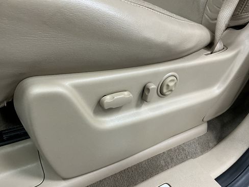 Used 2010 Cadillac Escalade Premium AWD/4WD image 23