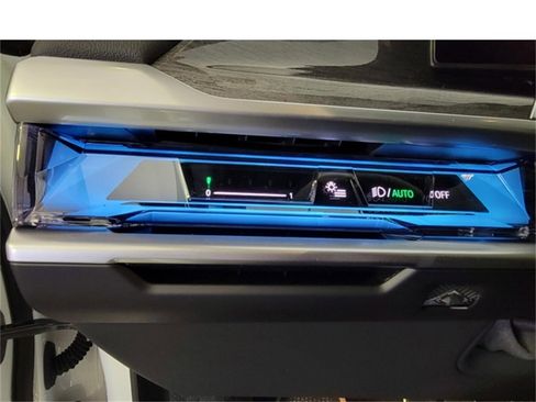 New 2025 BMW 740i xDrive w/ Premium Package image 28