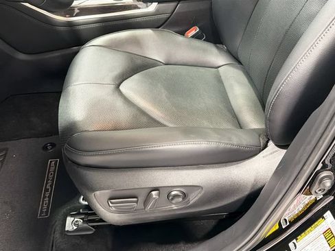 Certified 2025 Toyota Highlander Limited AWD/4WD image 16