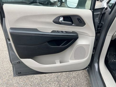 Used 2022 Chrysler Pacifica Touring-L image 11