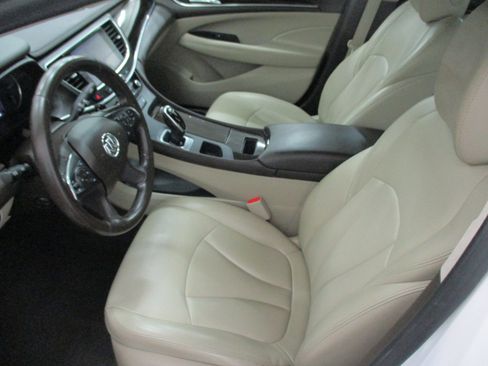 Used 2017 Buick LaCrosse Preferred image 9