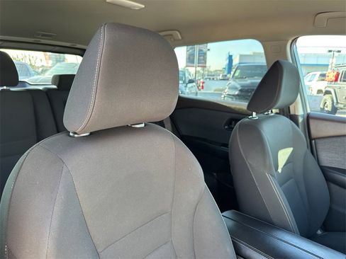 Used 2023 Nissan Rogue S image 11