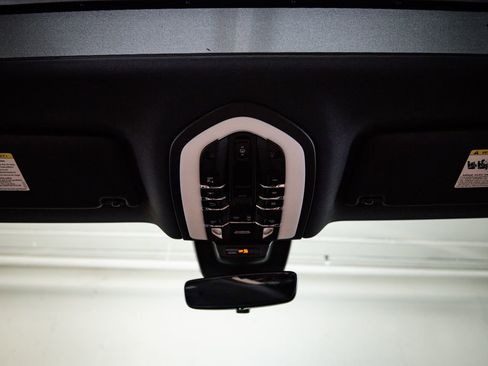 Certified 2025 Porsche Macan AWD/4WD image 20