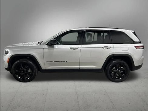 Used 2025 Jeep Grand Cherokee Altitude AWD/4WD image 2