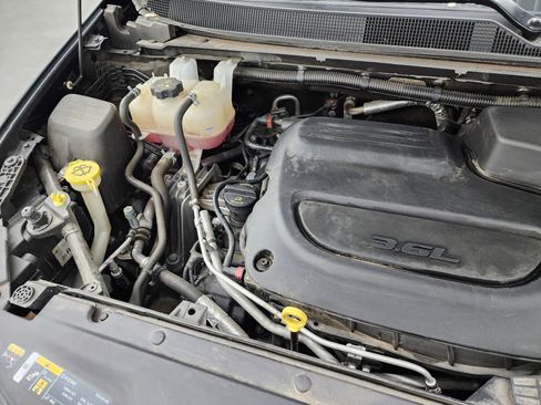 Used 2024 Chrysler Pacifica Touring-L image 19