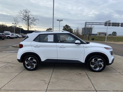 Used 2025 Hyundai Venue SEL image 12