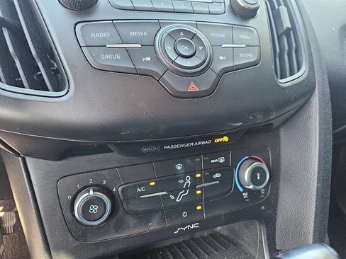 Used 2016 Ford Focus SE FWD image 19