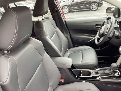 Used 2025 Toyota Corolla Cross XLE image 17
