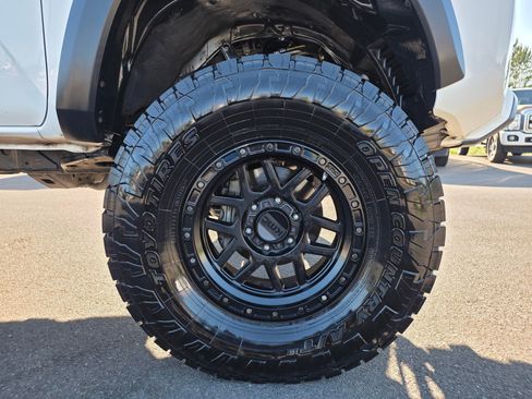 Used 2018 Toyota Tacoma TRD Off-Road w/ Technology Package AWD/4WD image 11