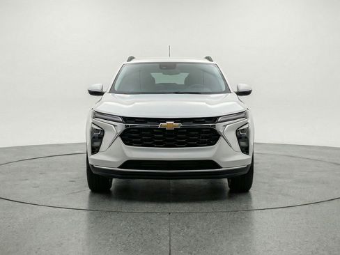 Used 2025 Chevrolet Trax LT w/ LT Convenience Package image 2