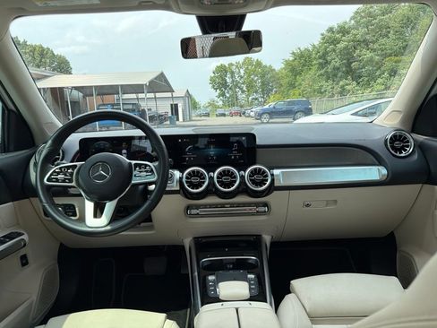 Used 2022 Mercedes-Benz GLB 250 w/ Premium Package image 18