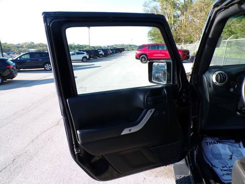 Used 2017 Jeep Wrangler Unlimited Sahara AWD/4WD image 22