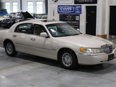 Used 1999 Lincoln Town Car Cartier RWD image 36