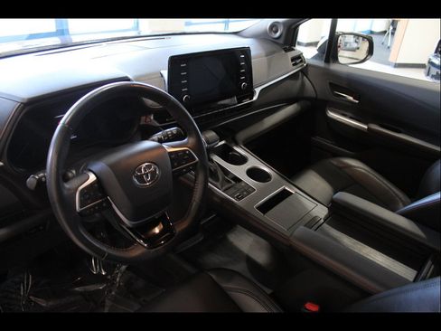 Used 2021 Toyota Sienna XSE w/ XSE Plus Package FWD image 9