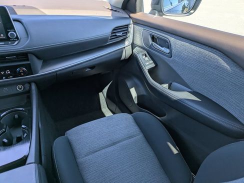 Certified 2023 Nissan Rogue SV FWD image 18