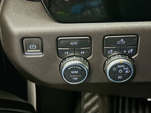 Used 2024 GMC Sierra 1500 Elevation image 17