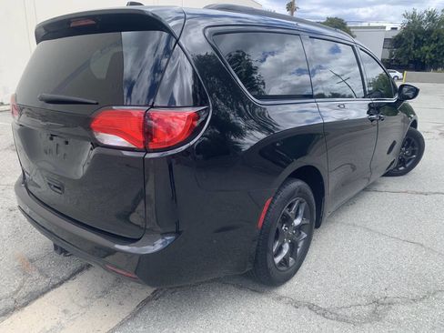 Used 2019 Chrysler Pacifica Touring-L FWD image 11