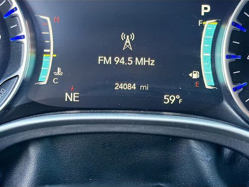 Used 2024 Chrysler Pacifica Touring-L image 40