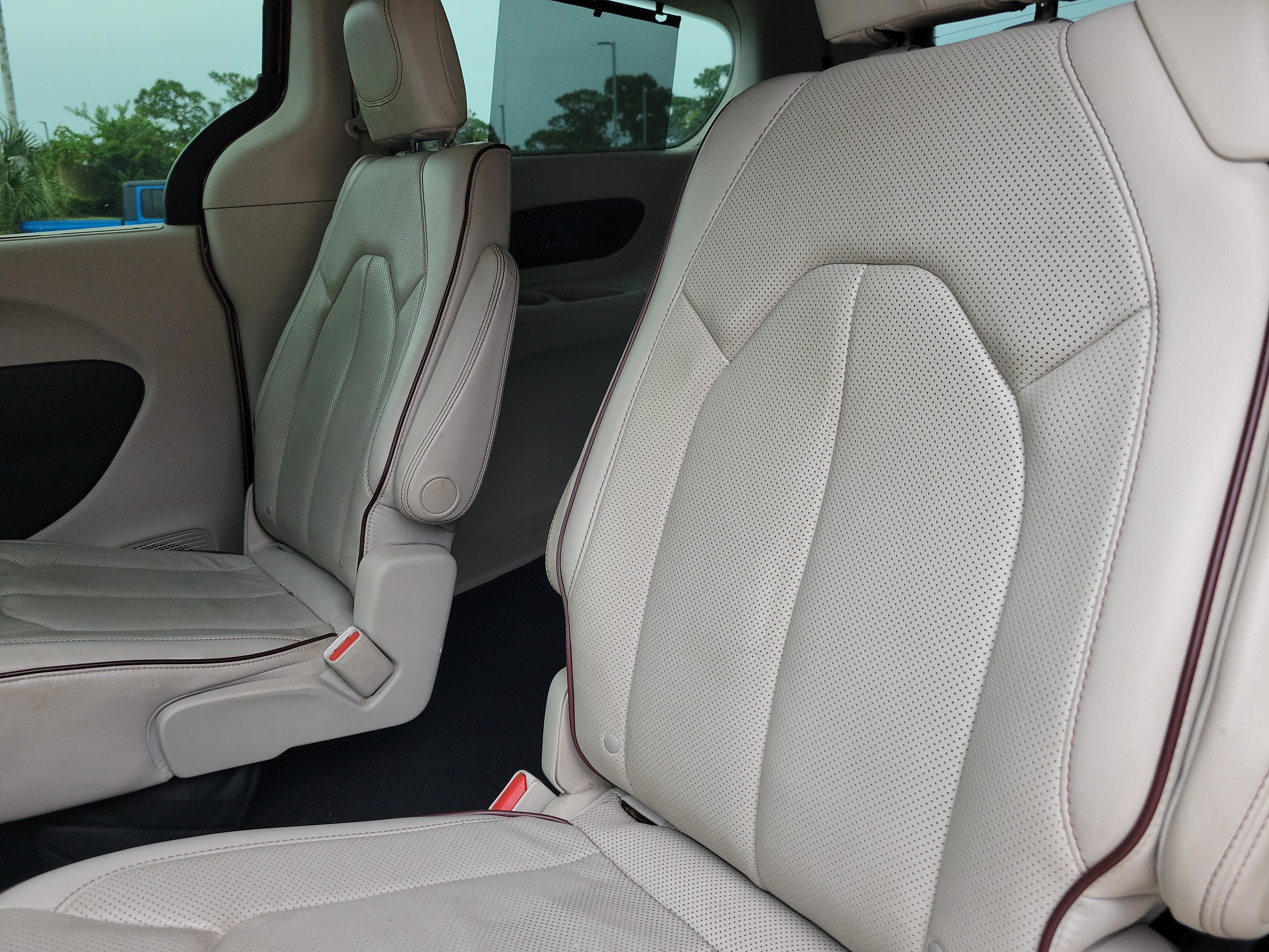 Used 2017 Chrysler Pacifica Limited w/ UConnect Theater Package FWD image 10
