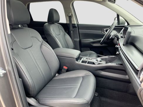 Certified 2025 Kia Sorento EX w/ EX Panoramic Sunroof Package image 30