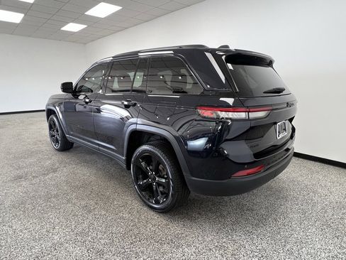 Used 2024 Jeep Grand Cherokee Limited w/ Black Appearance Package image 18